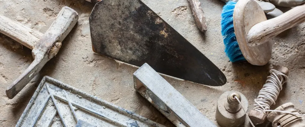 Plafonneur : quel est son outillage au quotidien ?