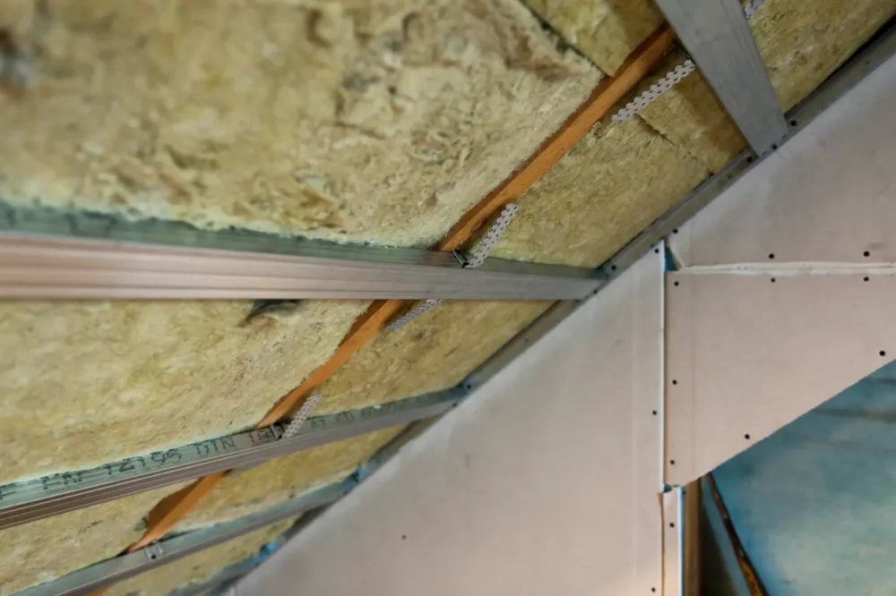 L'importance de l'isolation acoustique des plafonds et des cloisons